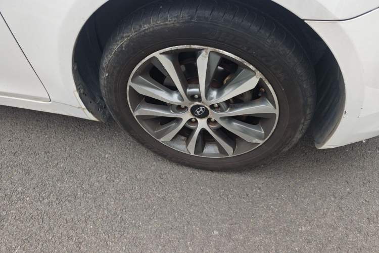 Used Hyundai Sonata 2014 2.0L Automatic Luxury Edition Right Front Wheel Hub