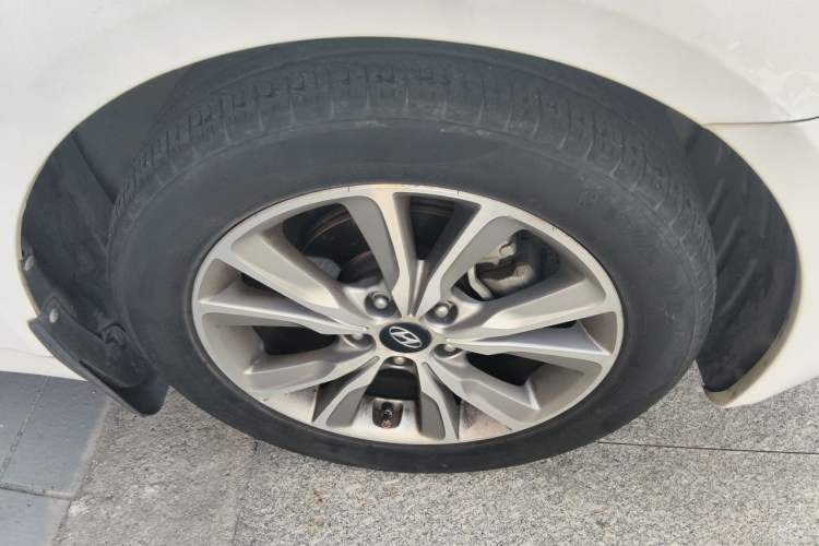 Used Hyundai Sonata 2014 2.0L Automatic Luxury Edition Right Front Wheel Hub
