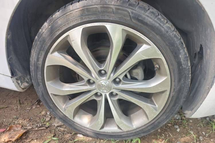 Used Hyundai Sonata 2014 2.0L Automatic Prestige Edition Right Front Wheel Hub