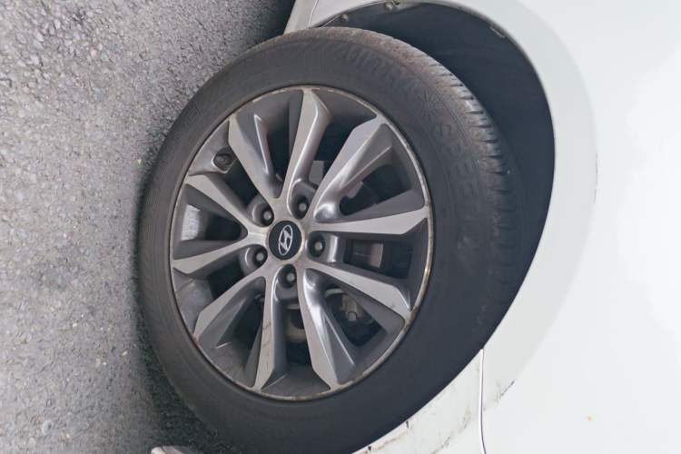 Used Hyundai Sonata 2014 2.0L Automatic Leading Edition Right Front Wheel Hub