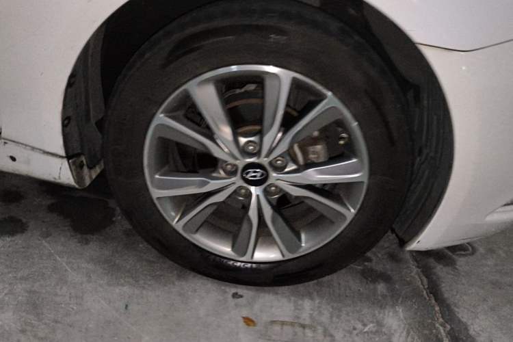 Used Hyundai Sonata 2014 2.0L Automatic Luxury Edition Right Front Wheel Hub