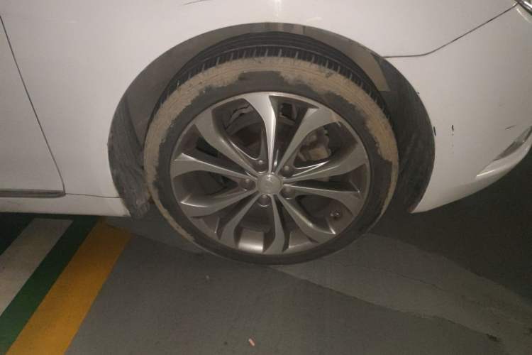 Used Hyundai Sonata 2014 2.0L Automatic Prestige Edition Right Front Wheel Hub