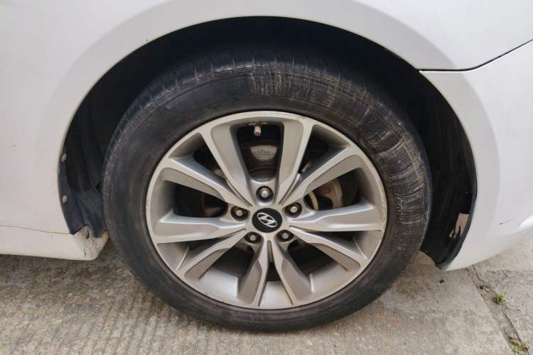 Used Hyundai Sonata 2014 2.0L Automatic Luxury Edition Right Front Wheel Hub