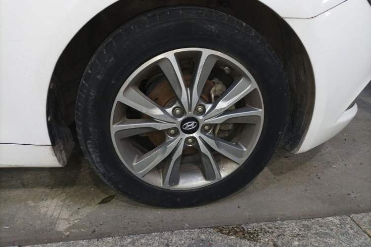 Used Hyundai Sonata 2014 2.0L Automatic Luxury Edition Right Front Wheel Hub