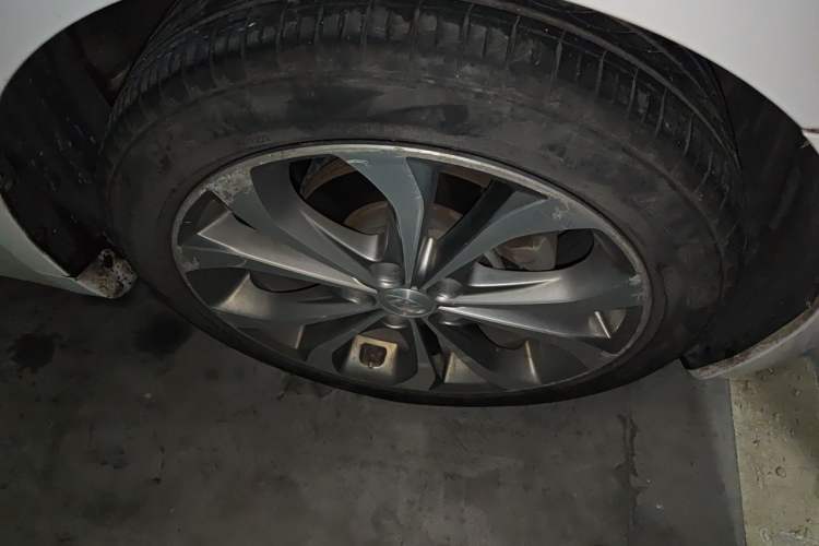Used Hyundai Sonata 2014 2.0L Automatic Prestige Edition Right Front Wheel Hub