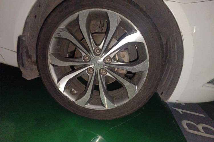 Used Hyundai Sonata 2014 2.0L Automatic Prestige Edition Right Front Wheel Hub