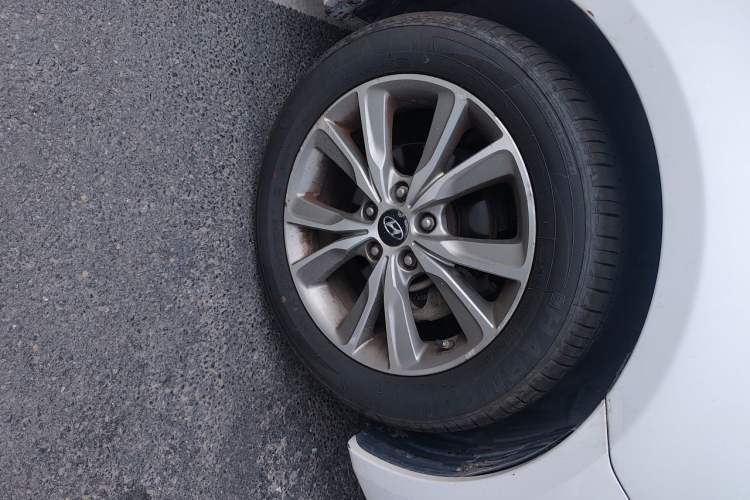 Used Hyundai Sonata 2014 2.0L Automatic Luxury Edition Right Front Wheel Hub