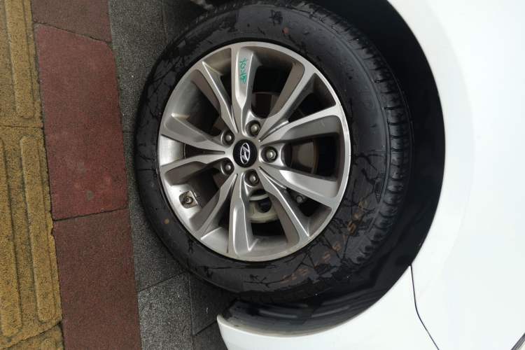 Used Hyundai Sonata 2014 2.0L Automatic Luxury Edition Right Front Wheel Hub