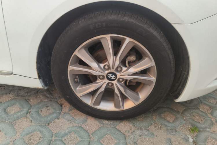 Used Hyundai Sonata 2014 2.0L Automatic Luxury Edition Right Front Wheel Hub