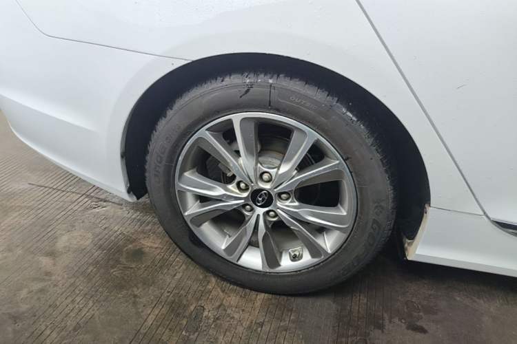 Used Hyundai Sonata 2014 2.0L Automatic Luxury Edition Right Rear Wheel Hub