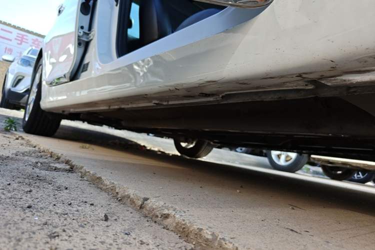Used Hyundai Sonata 2014 2.0L Automatic Luxury Edition Right Side Sill