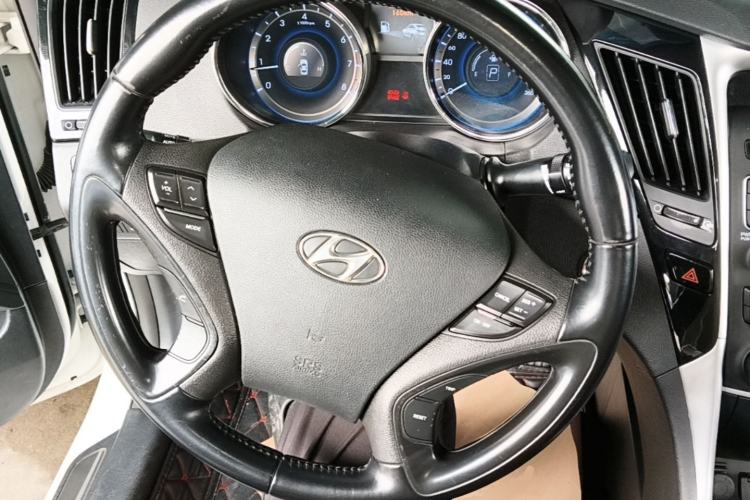 Used Hyundai Sonata 2014 2.0L Automatic Luxury Edition Steering Wheel