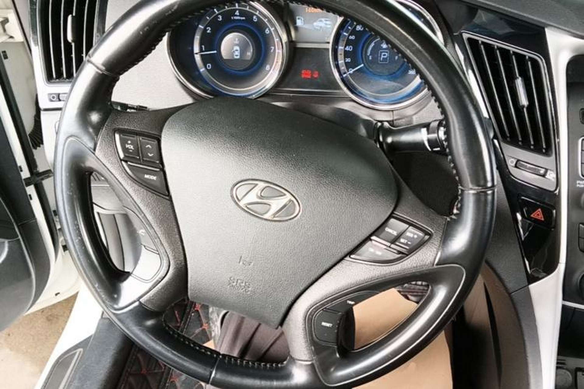 Used Hyundai Sonata 2014 2.0L Automatic Luxury Edition Steering Wheel