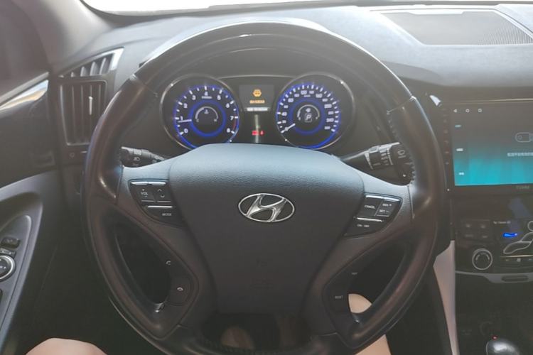 Used Hyundai Sonata 2014 2.4L Automatic Luxury Version China V Standard Steering Wheel