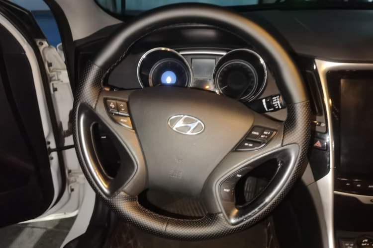Used Hyundai Sonata 2014 2.4L Automatic Luxury Version China IV Standard Steering Wheel