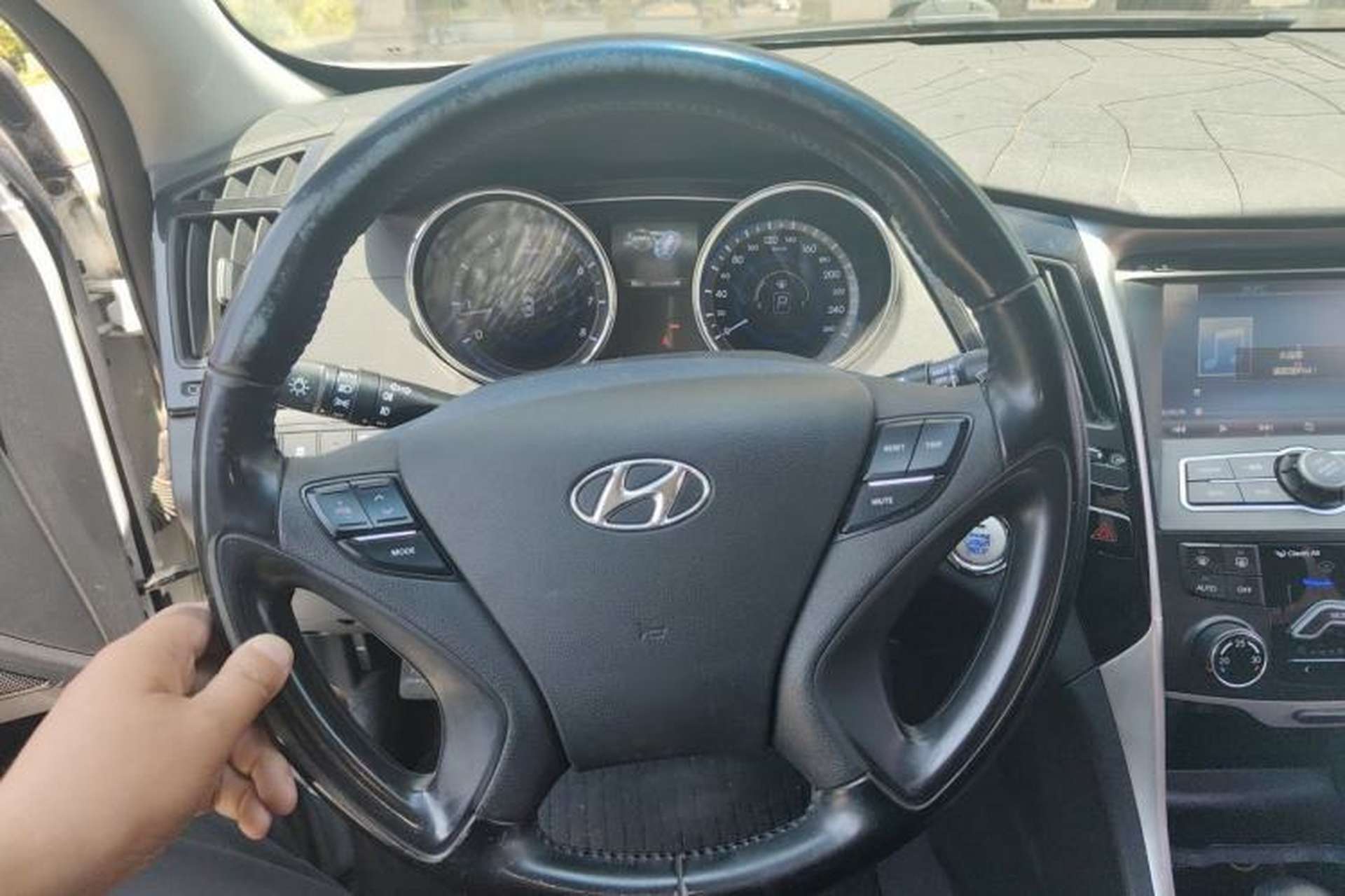 Used Hyundai Sonata 2014 2.0L Automatic Luxury Edition Steering Wheel