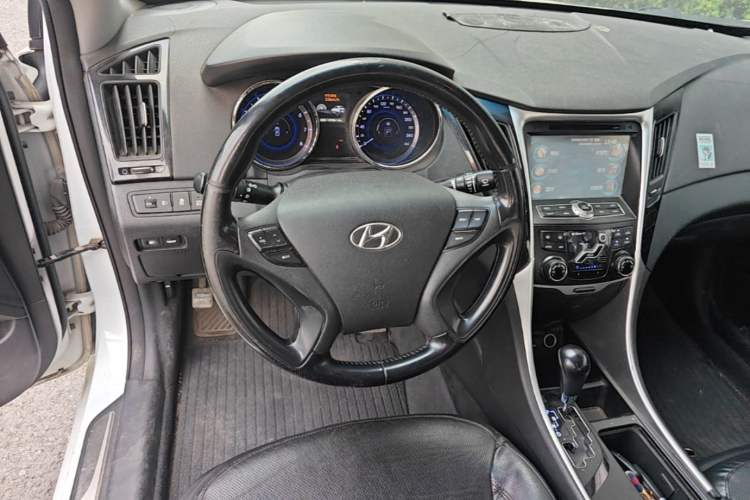 Used Hyundai Sonata 2014 2.0L Automatic Luxury Edition Steering Wheel