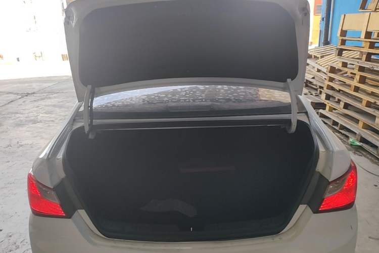 Used Hyundai Sonata 2014 2.4L Automatic Luxury Version China V Standard Trunk