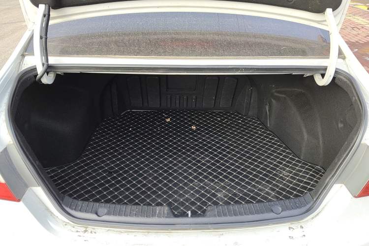 Used Hyundai Sonata 2014 2.4L Automatic Luxury Version China IV Standard Trunk
