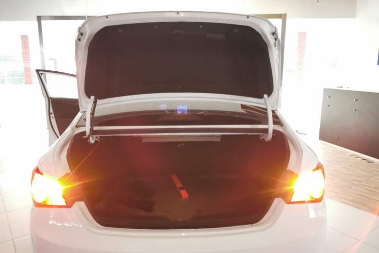 Used Hyundai Sonata 2014 2.0L Automatic Luxury Edition Trunk