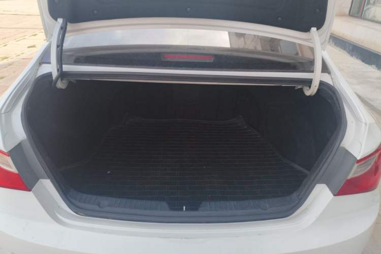 Used Hyundai Sonata 2014 2.4L Automatic Luxury Version China IV Standard Trunk