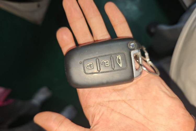Used Hyundai Sonata 2014 2.4L Automatic Luxury Version China IV Standard Vehicle Key