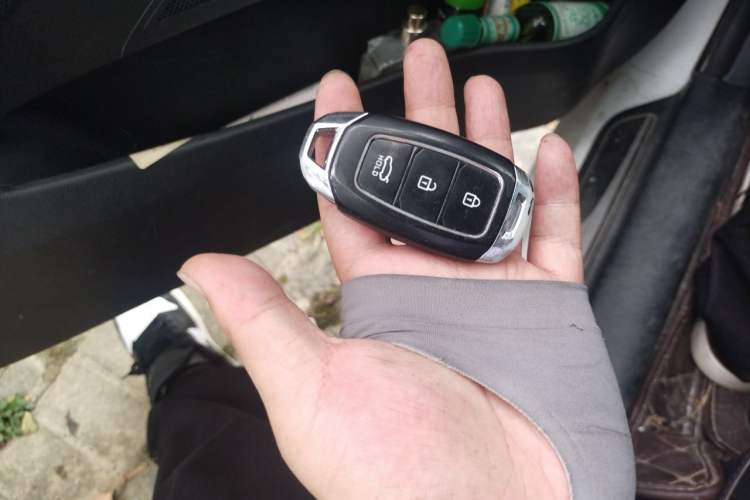 Used Hyundai Sonata 2014 2.4L Automatic Luxury Version China IV Standard Vehicle Key