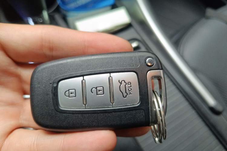 Used Hyundai Sonata 2014 2.4L Automatic Luxury Version China IV Standard Vehicle Key