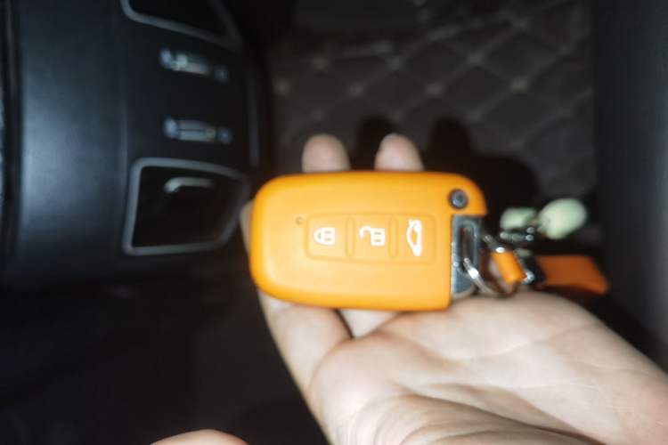 Used Hyundai Sonata 2014 2.4L Automatic Luxury Version China IV Standard Vehicle Key