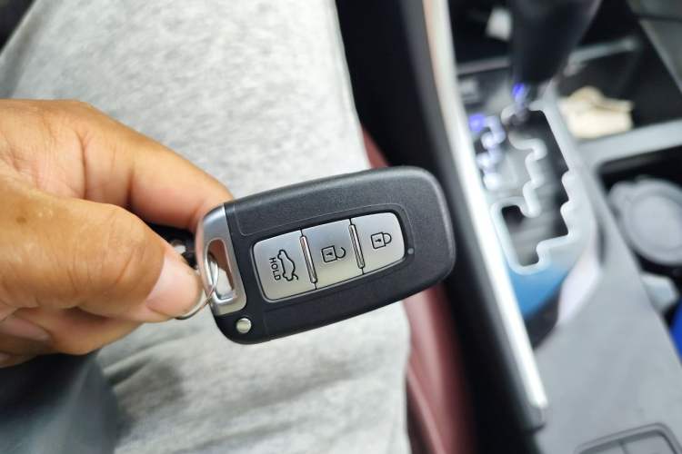 Used Hyundai Sonata 2014 2.4L Automatic Luxury Version China IV Standard Vehicle Key