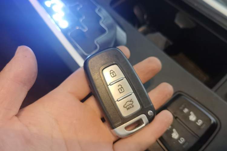 Used Hyundai Sonata 2014 2.4L Automatic Luxury Version China IV Standard Vehicle Key