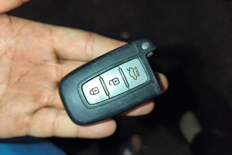 Used Hyundai Sonata 2014 2.4L Automatic Luxury Version China IV Standard Vehicle Key