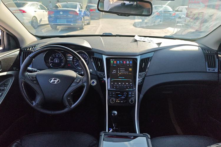 Used Hyundai Sonata 2014 2.4L Automatic Luxury Version China IV Standard Center Console
