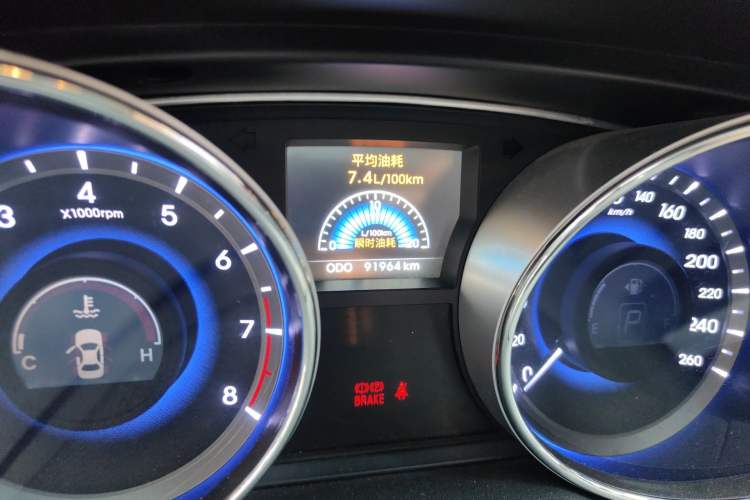 Used Hyundai Sonata 2014 2.0L Automatic Luxury Edition Odometer Close Up