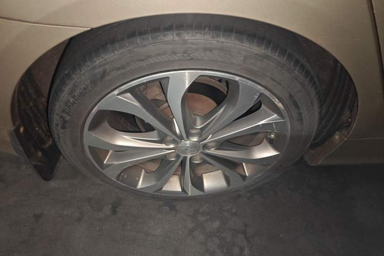 Used Hyundai Sonata 2014 2.0L Automatic Prestige Edition Right Front Wheel Hub