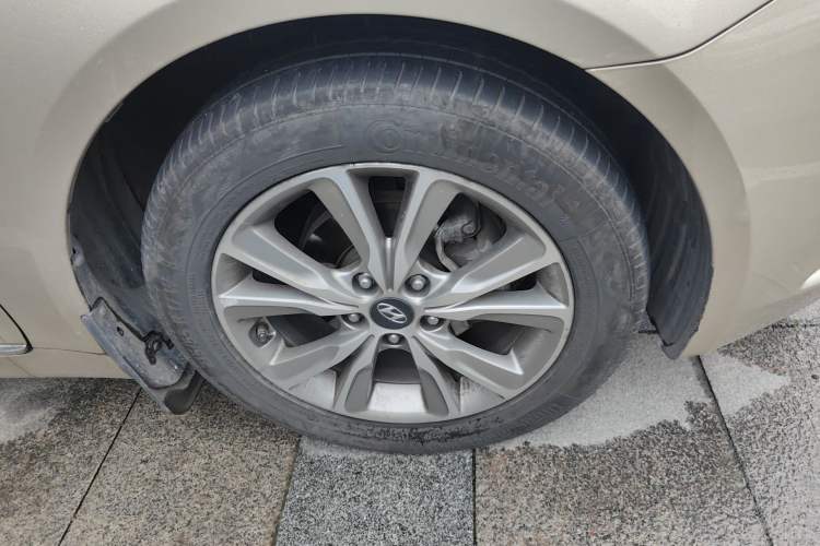 Used Hyundai Sonata 2014 2.0L Automatic Luxury Edition Right Front Wheel Hub