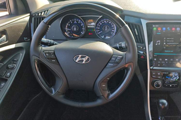 Used Hyundai Sonata 2014 2.4L Automatic Luxury Version China IV Standard Steering Wheel