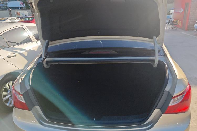 Used Hyundai Sonata 2014 2.4L Automatic Luxury Version China IV Standard Trunk