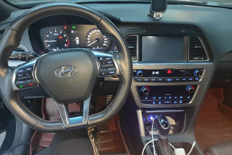 Used Hyundai Sonata 2015 1.6T DLX Prestige Model Center Console