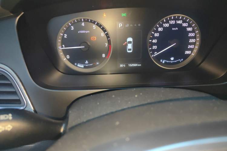 Used Hyundai Sonata 2015 1.6T DLX Prestige Model Odometer Close Up