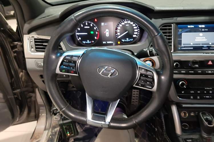 Used Hyundai Sonata 2015 1.6T DLX Prestige Model Steering Wheel