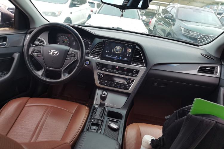 Used Hyundai Sonata 2015 2.4L LUX Ultimate Trim Center Console