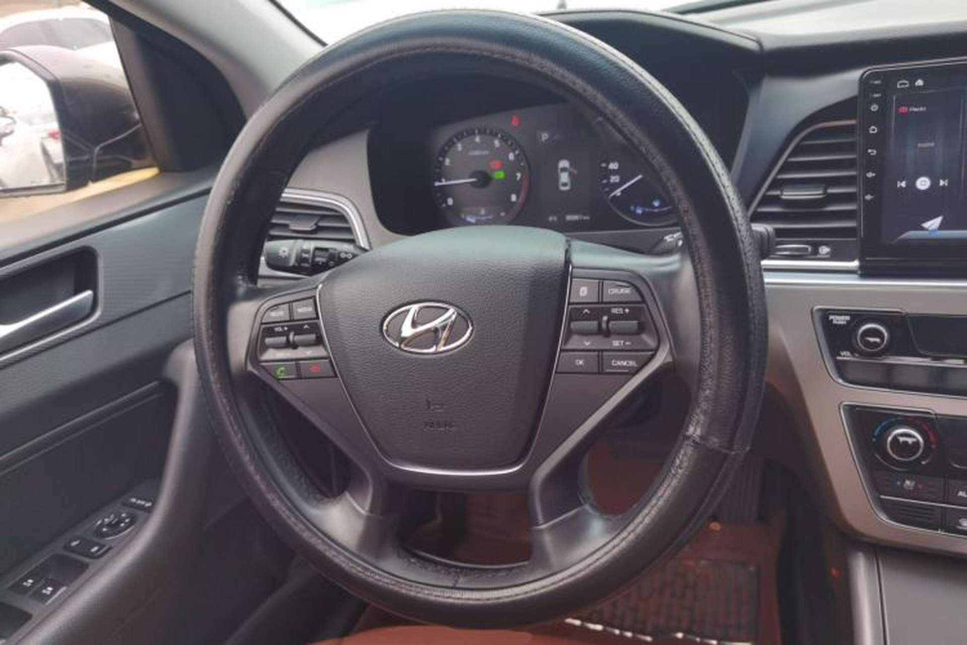 Used Hyundai Sonata 2015 2.4L LUX Ultimate Trim Steering Wheel