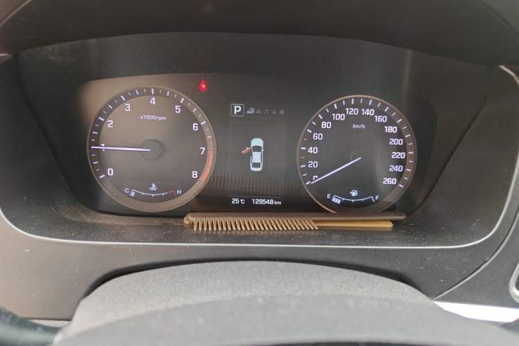 Used Hyundai Sonata 2015 1.6T DLX Prestige Model Odometer Close Up