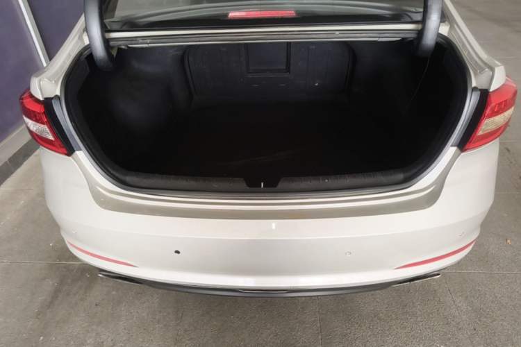 Used Hyundai Sonata 2015 1.6T DLX Prestige Model Trunk