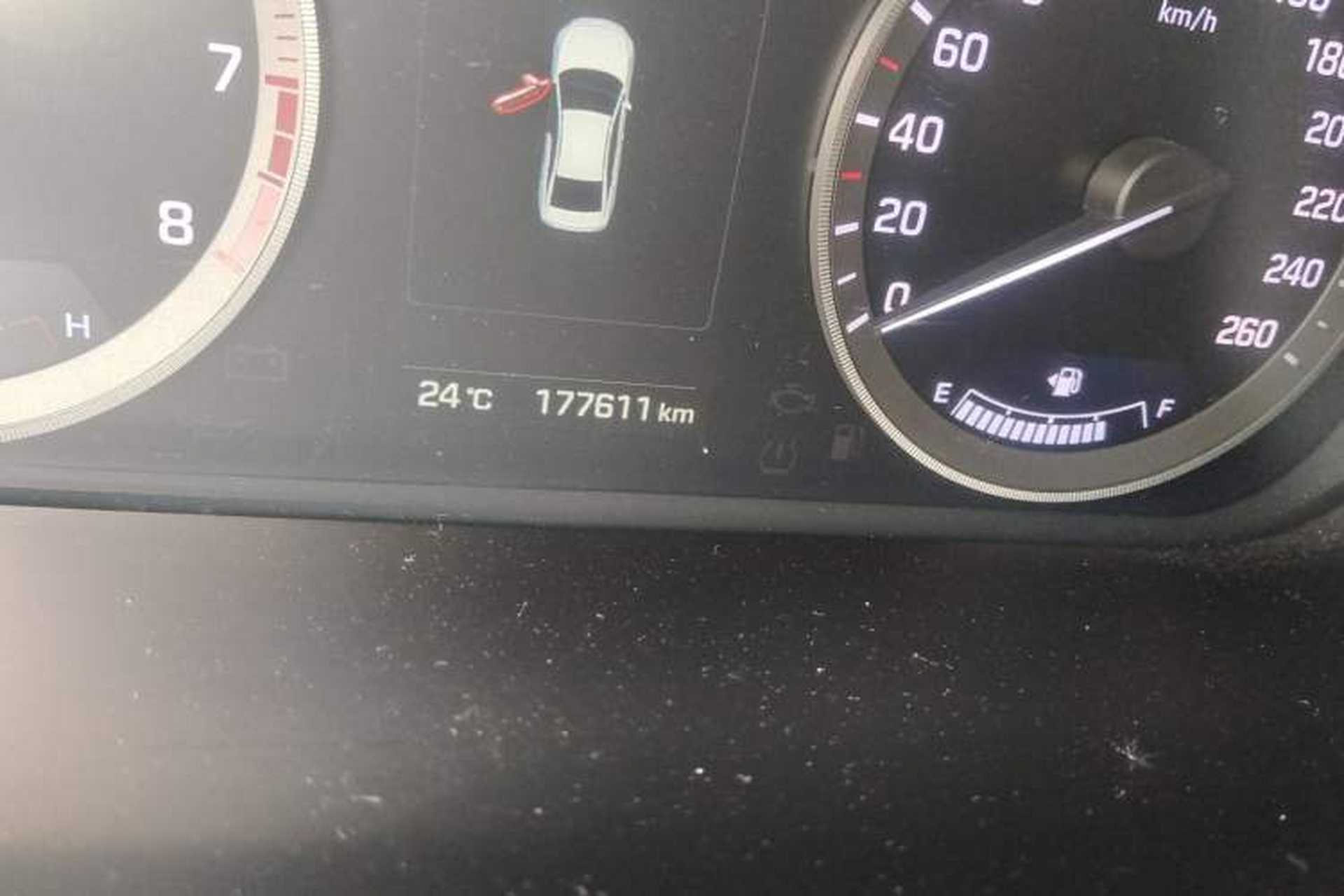 Used Hyundai Sonata 2015 1.6T DLX Prestige Model Odometer Close Up