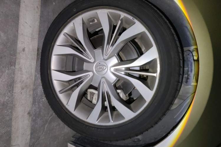 Used Hyundai Sonata 2015 1.6T GLX Advanced Model Right Front Wheel Hub