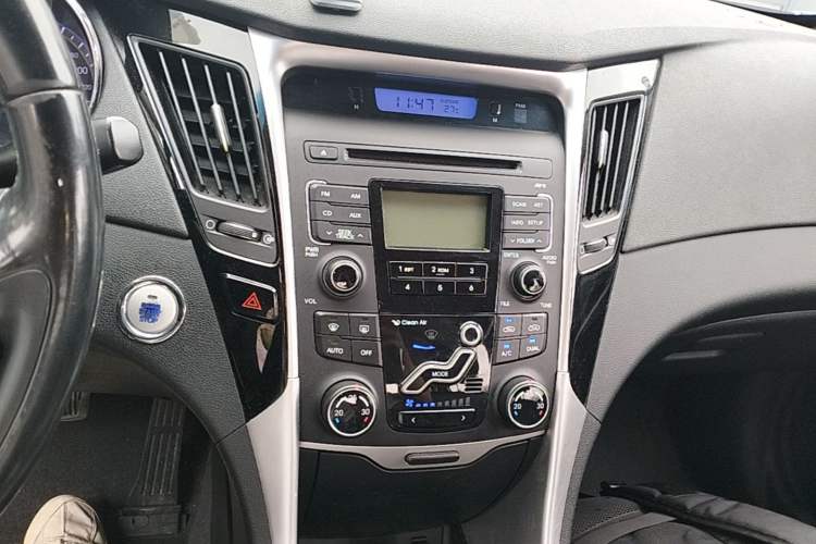 Used Hyundai Sonata 2015 Classic 2.0L Automatic Luxury Edition Audio And AC Panel