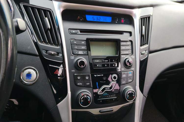 Used Hyundai Sonata 2015 Classic 2.0L Automatic Luxury Edition Audio And AC Panel