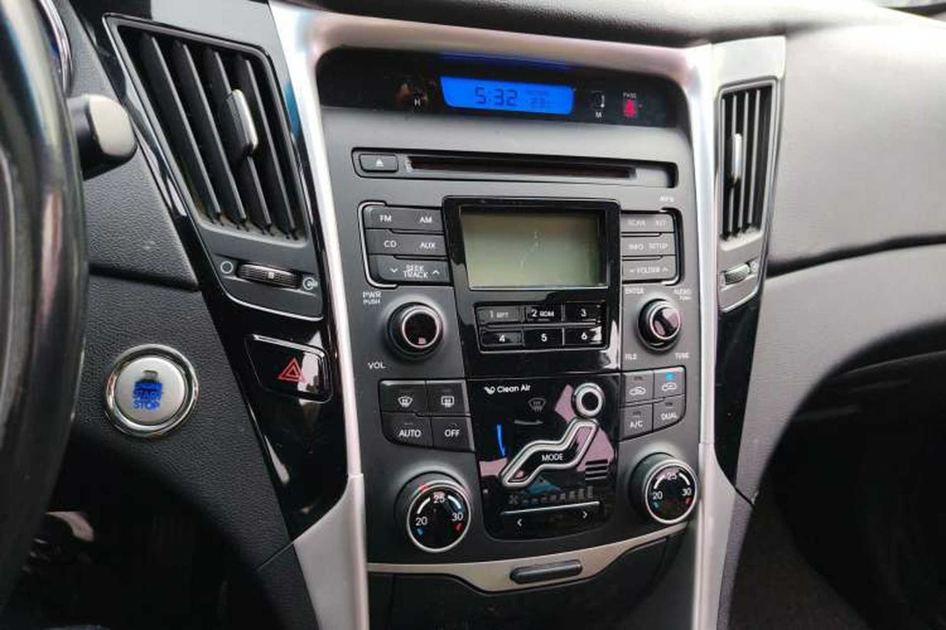 Used Hyundai Sonata 2015 Classic 2.0L Automatic Luxury Edition Audio And AC Panel